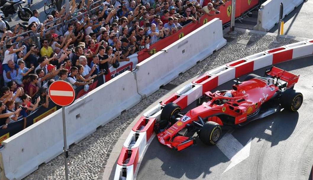 La Ferrari di Sebastian Vettel dopo aver urtato in curva il guard rail. Centinaia di tifosi immortalano l&#39;imprevisto incidente del tedesco nelle strade milanesi. Ansa